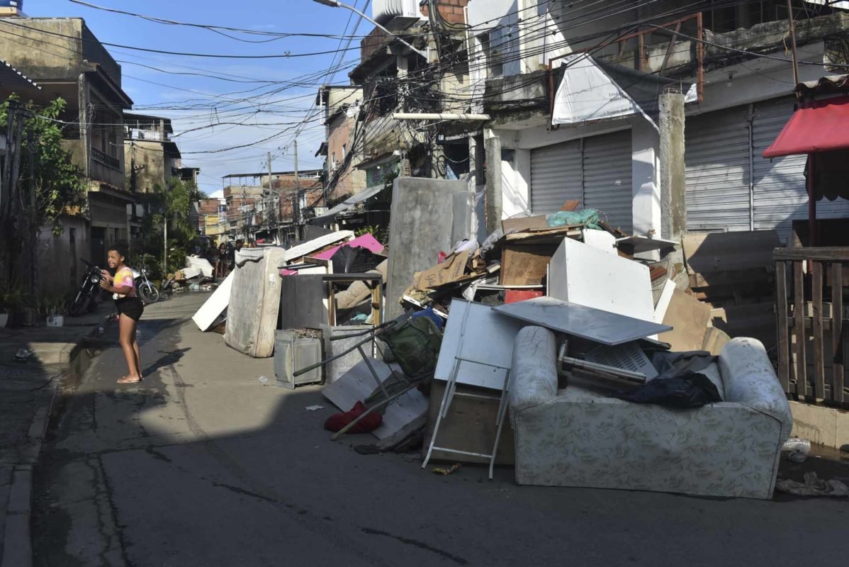 Pessoas tentam juntar os itens pessoais ​​​​após os danos de uma forte tempestade que inundou casas, ruas e estradas e afetou metrôs e ônibus no Rio de Janeiro, Brasil 1