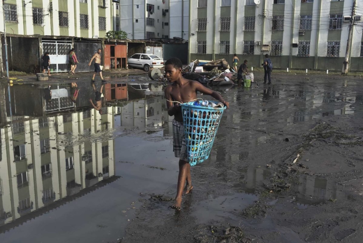 Pessoas tentam juntar os itens pessoais ​​​​após os danos de uma forte tempestade que inundou casas, ruas e estradas e afetou metrôs e ônibus no Rio de Janeiro, Brasil 1