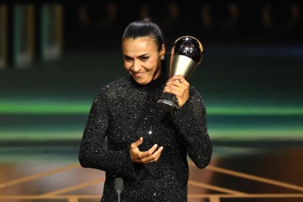 Imagem colorida de Marta em homenagem recebida durante a cerimônia do Fifa The Best- Metrópoles