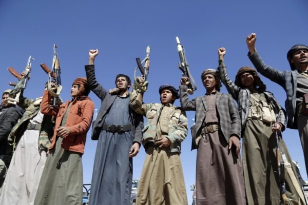 Seguidores Houthi levantam rifles e gritam slogans contra os EUA e o Reino Unido durante uma reunião tribal no Iêmen