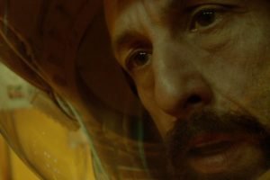 Adam Sandler como astronauta em O Astronauta da Netflix - Metrópoles