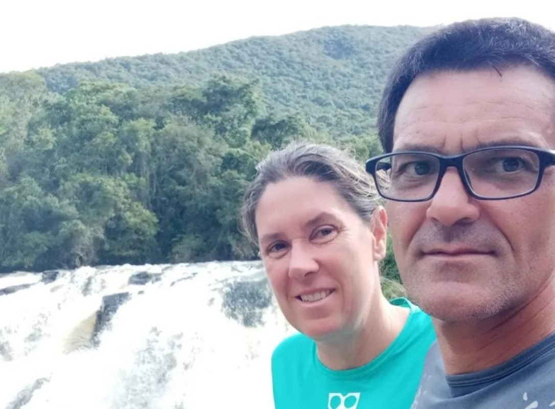 foto da ultramaratonista Camila Matte ao lado do marido, Peterson César Malachias - Metrópoles