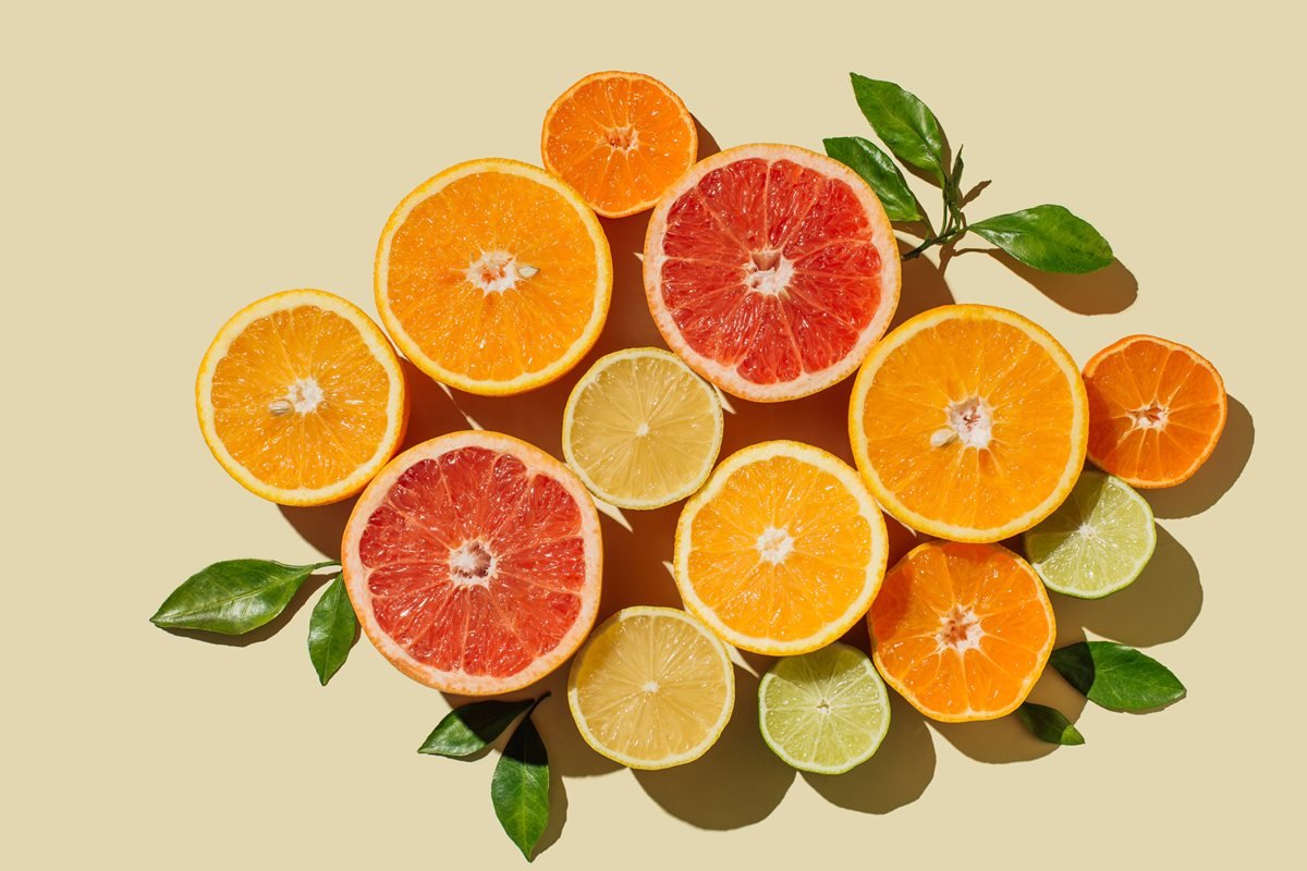 Foto colorida de metades de laranja com a fruta em vários formatos - Metrópoles