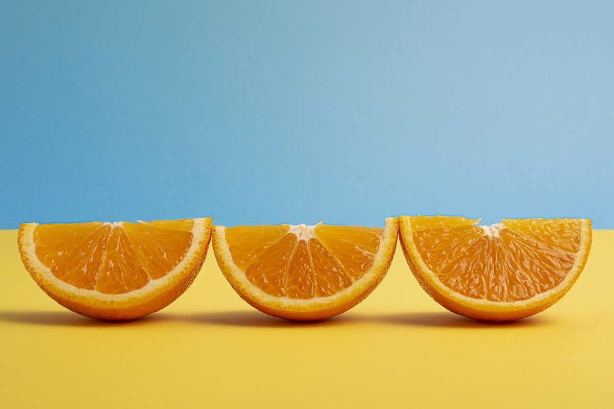 Foto colorida de metade de laranjas cortadas - Metrópoles