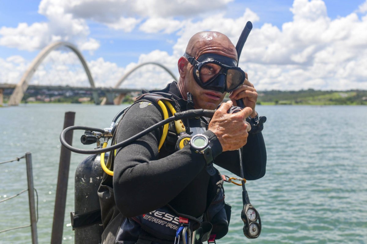 Magalhães mergulhador de busca e resgate de objetos perdidos no Lago Paranoá