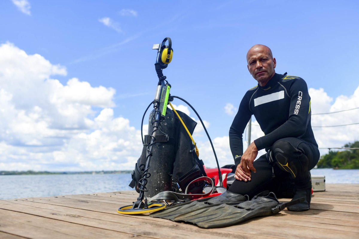 Magalhães mergulhador de busca e resgate de objetos perdidos no Lago Paranoá