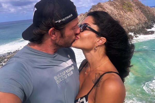 Aline Campos e o namorado, Felipe Von Borstel se beijam em Noronha - Metrópoles