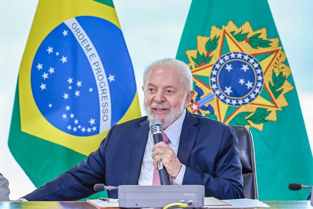 Imagem colorida mostra o presidente Lula segurando microfone em reunião no Palácio do Planalto - Metrópoles