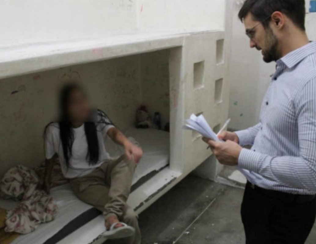 Presa conversando com defensor na Penitenciária Feminina da capital
