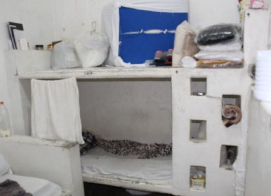 Cama em cela da Penitenciária Feminina da capital