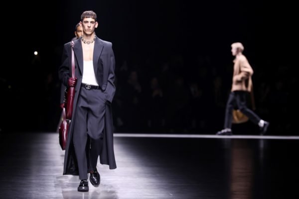 Na imagem com cor, modelos desfilam na semana de moda de Milão - Metrópoles