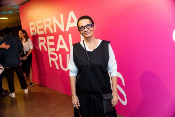 Berna Reale recebe convidados em coquetel de abertura da mostra Ruídos