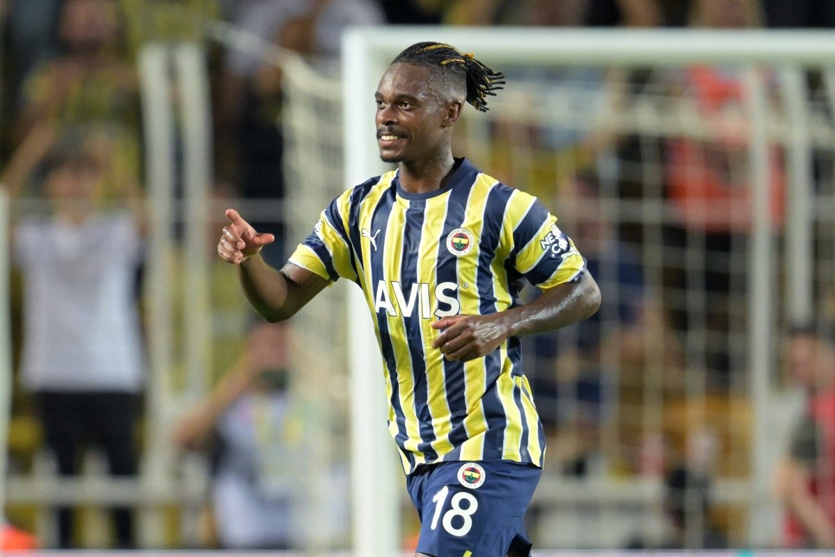 VAI CHEGAR? Jornalista informa situação de Lincoln com o Timão