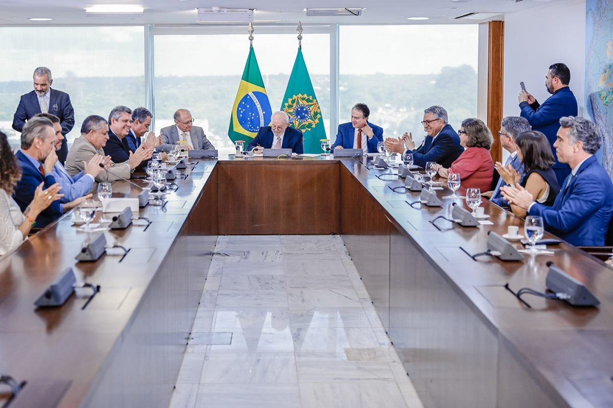 Foto colorida do presidente Lula durante sanção dos pls PL 54/2021, do PL 88/2018 e do PL 3383/2021 - Metrópoles