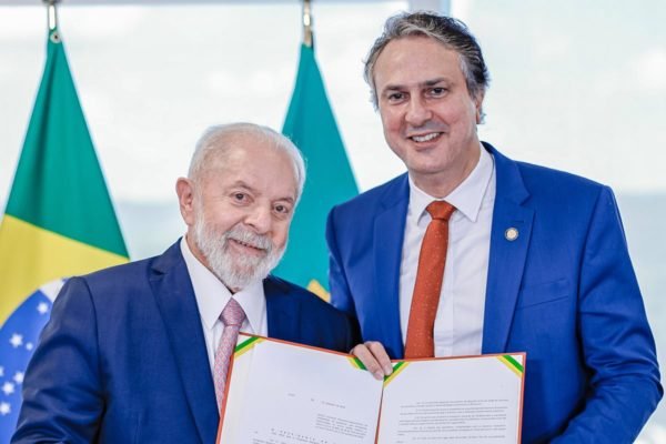 Foto colorida do presidente Lula e do ministro da Educação, Camilo Santana - Metrópoles
