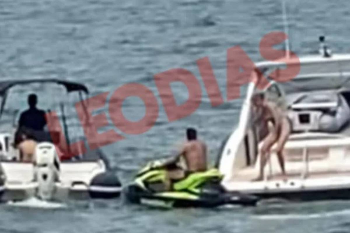 foto colorida de mulher subindo em jet ski - metrópole