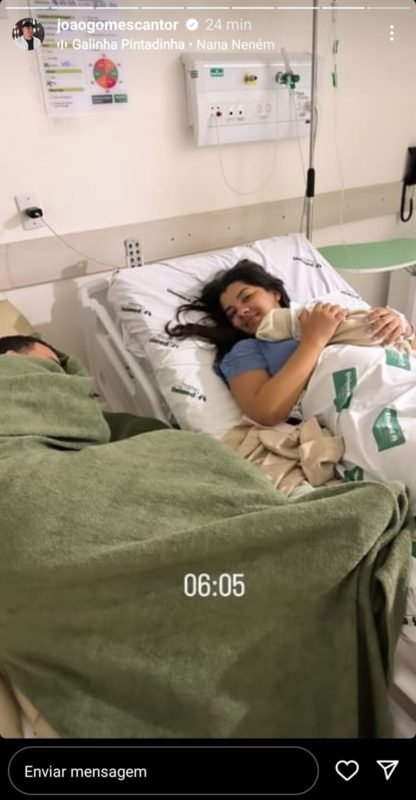 João Gomes dorme ao lado de Ary Mirelle e do filho, Jorge, na maternidade - Metrópoles