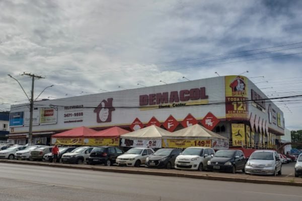 Fotografia colorida da fachada de loja com vários carros na frente-Metrópoles