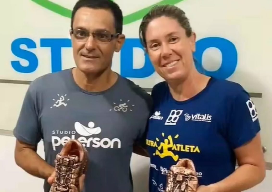 foto da ultramaratonista Camila Matte ao lado do marido, Peterson César Malachias - Metrópoles