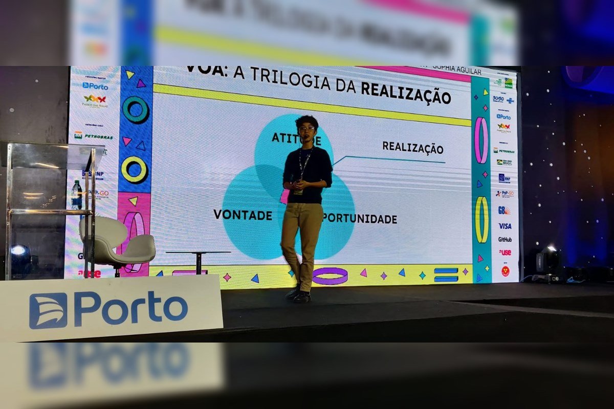 Jovem apresentando em palestra