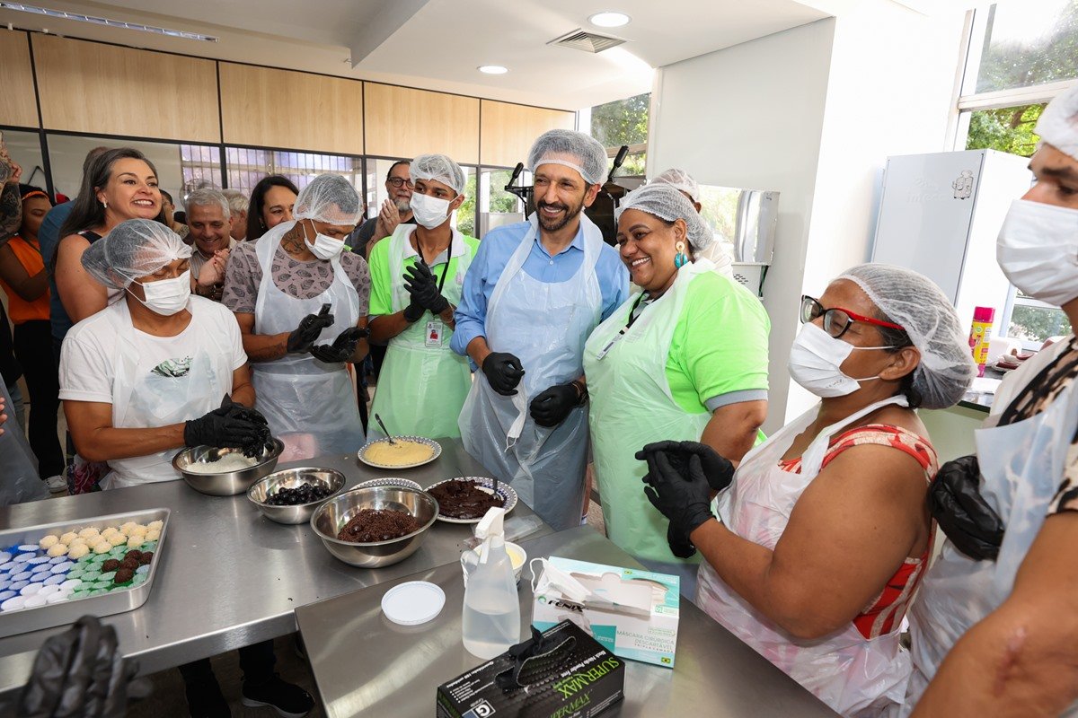 Nunes posa para foto com cozinheiras - Metrópoles