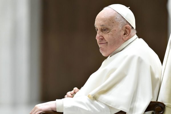 Foto colorida do papa Francisco - Metrópoles