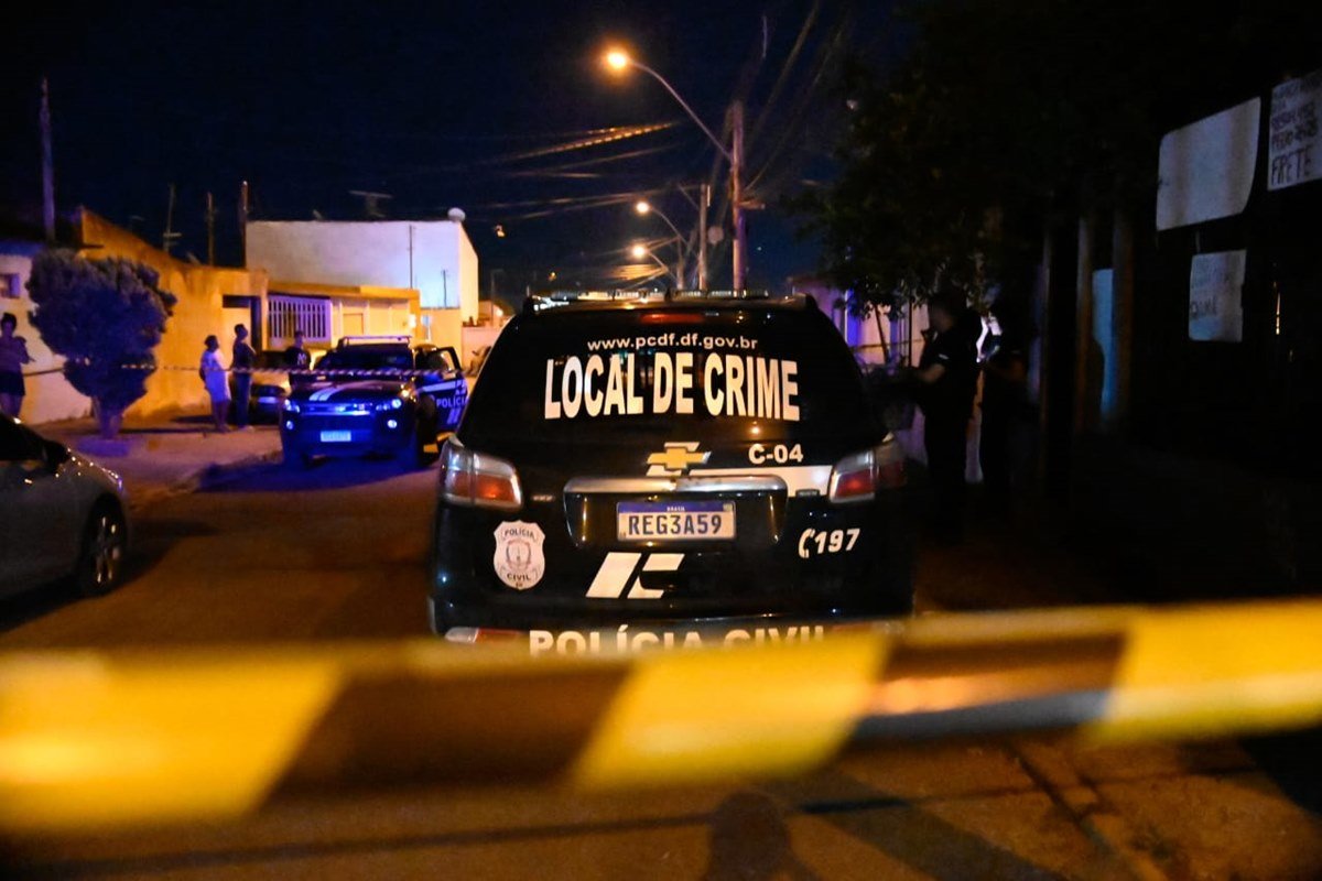 Foto colorida de viatura da PCDF em frente ao local do crime