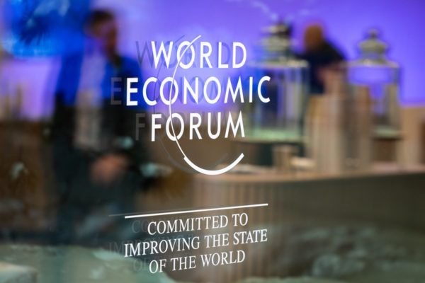 Foto colorida do letreiro World Economic Forum em Davos - Metrópoles