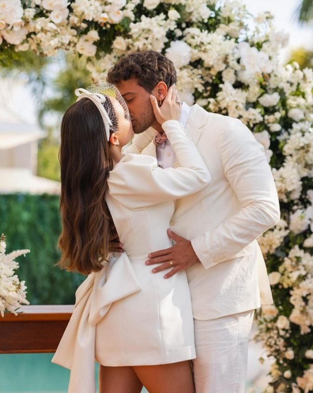 Larissa Manoela e André Luiz Frambach dão beijinho após o casamento - Metrópoles