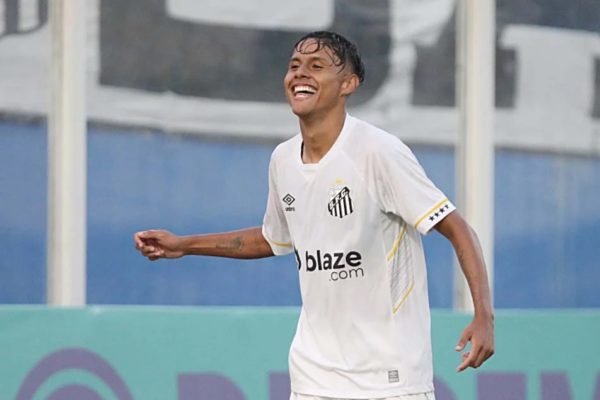 Hyan comemora gol pelo Santos