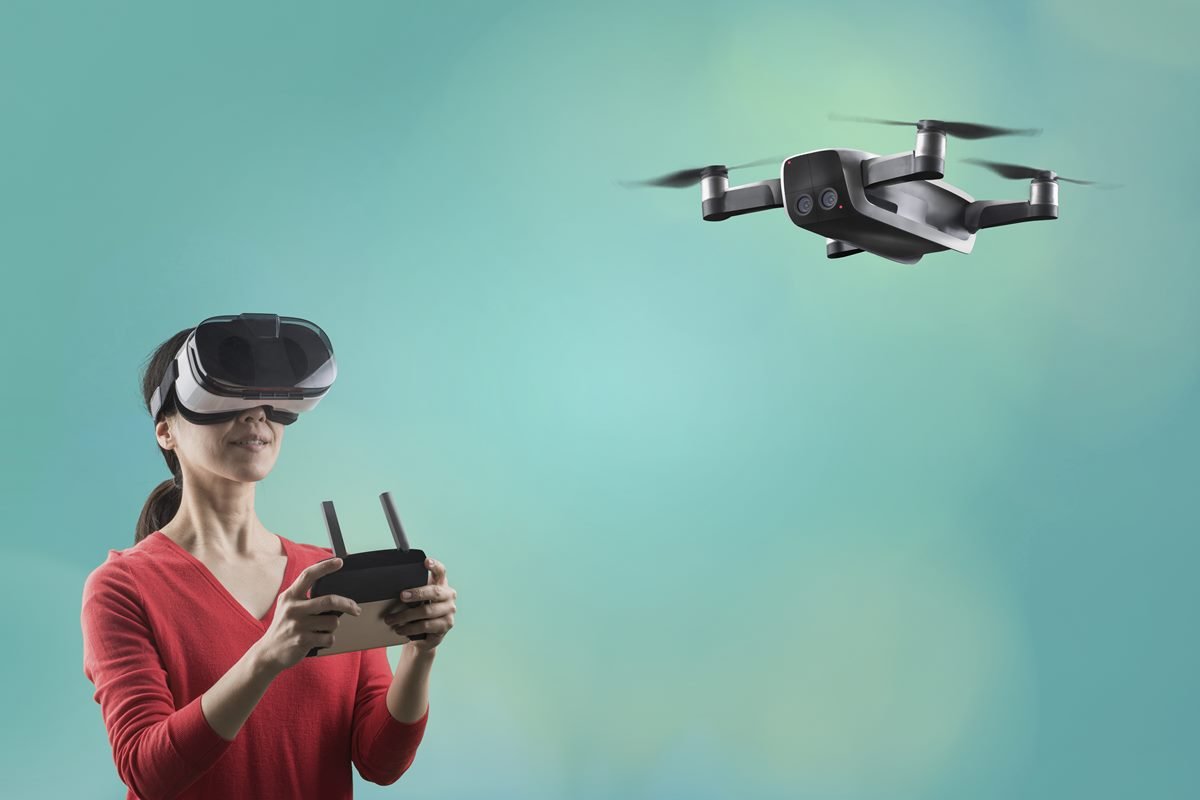 Imagem de mulher pilotando drone - Metrópoles