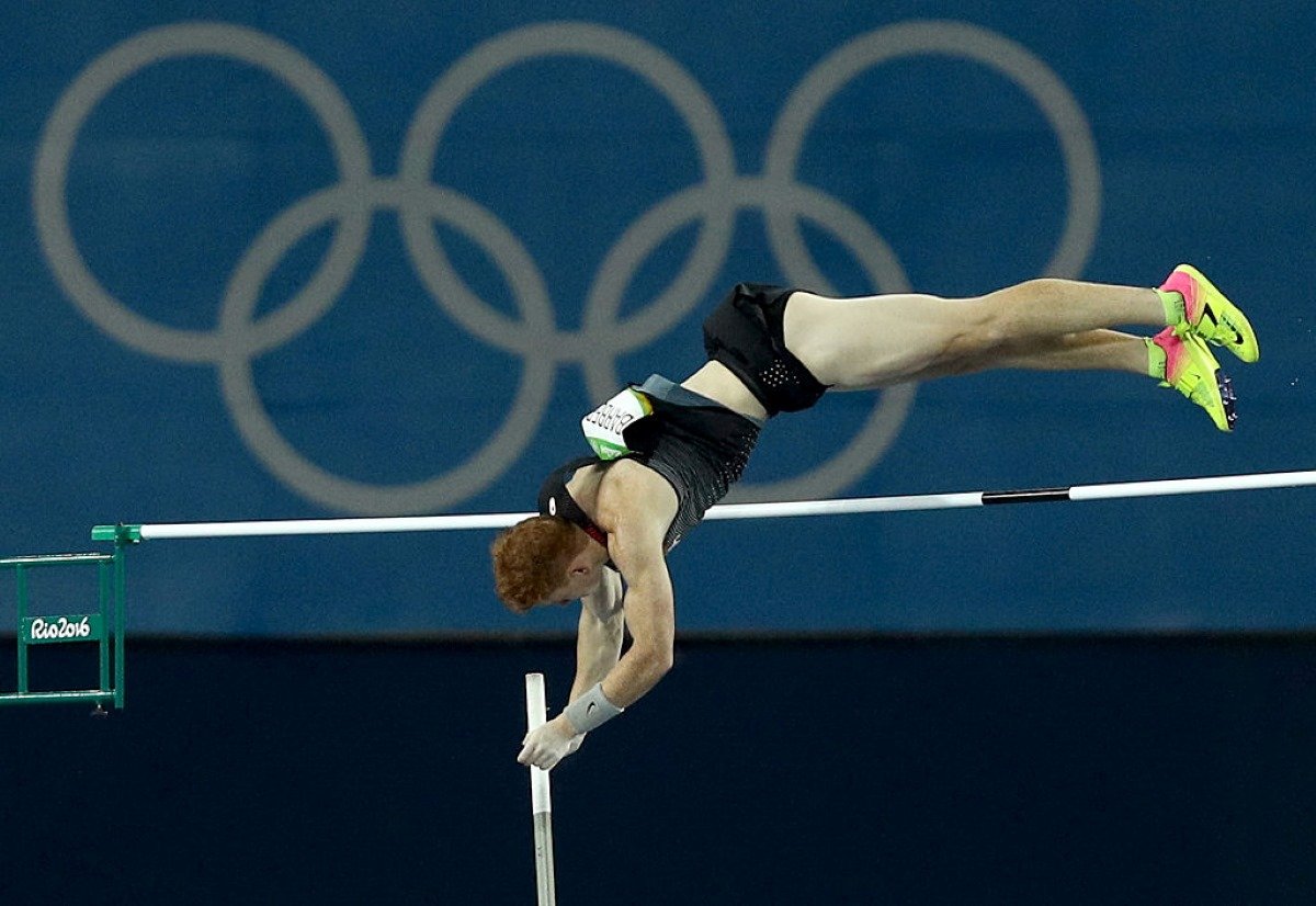 Imagem colorida de Shawn Barber, campeão mundial do salto com vara que morreu aos 29 anos- Metrópoles