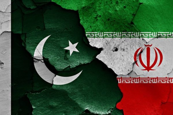 Imagem colorida mostra bandeiras do Paquistão e Irã em sobreposição - Metrópoles