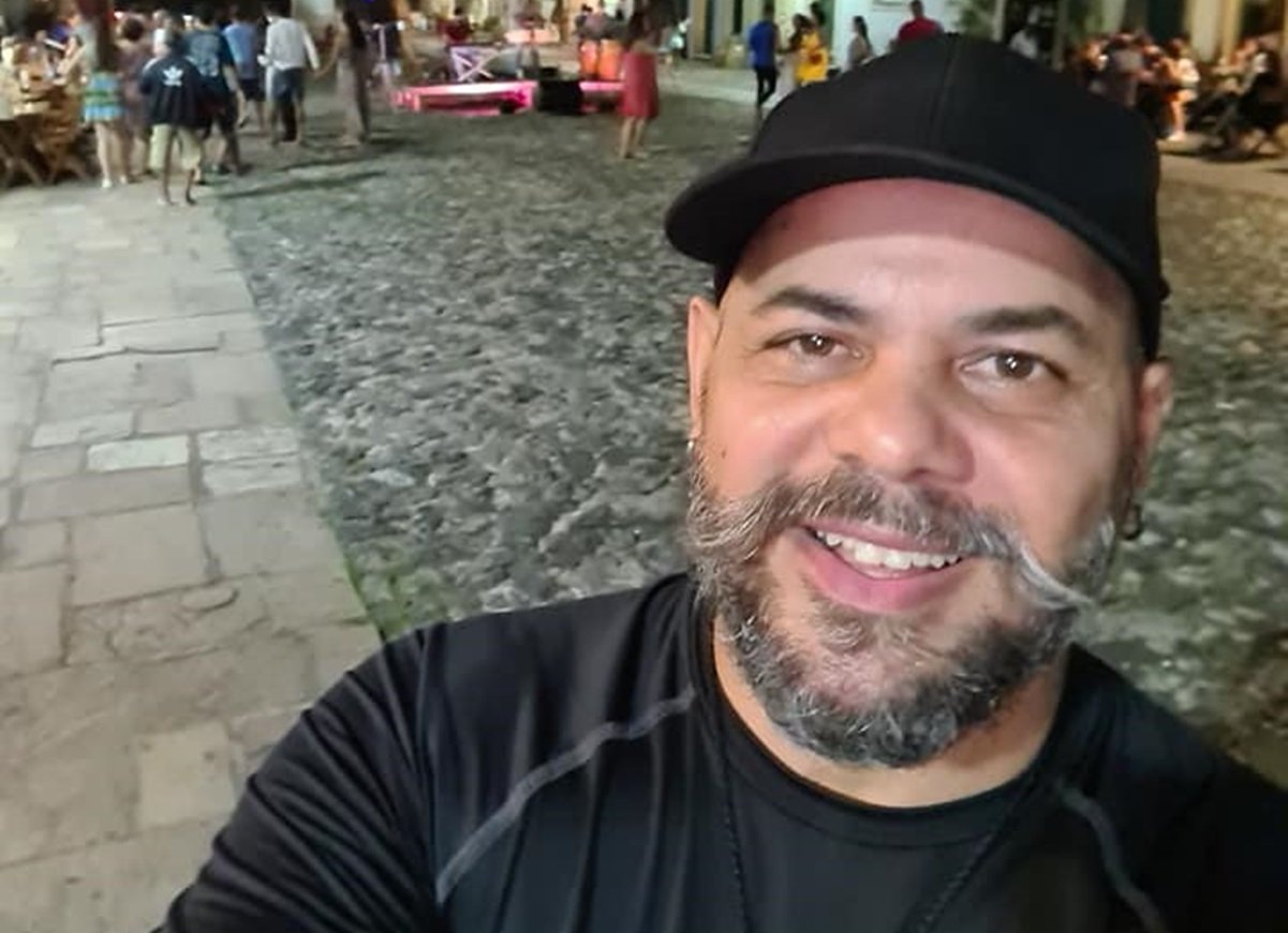 Imagem colorida de homem com boné preto