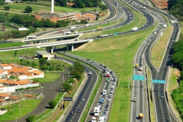Imagem mostra a Anhanguera, uma das rodovias de São Paulo com mais acidentes - Metrópoles