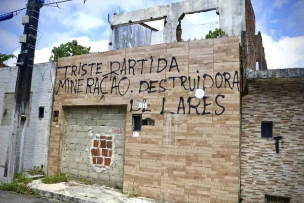 Foto colorida de casa destruída em bairro de Maceió Braskem - Metrópoles
