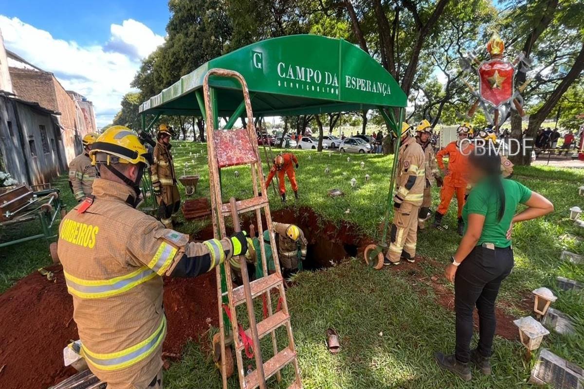 10 pessoas caem dentro de cova no DF