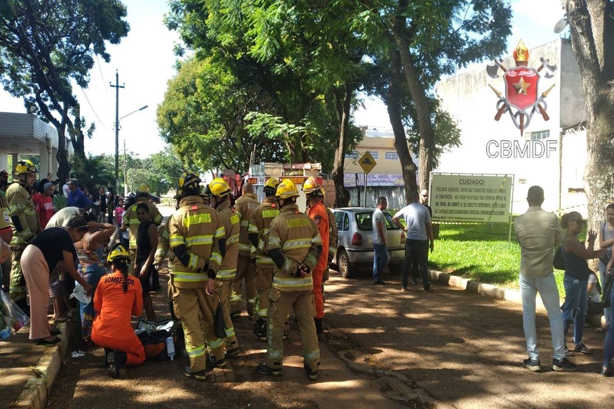 10 pessoas caem dentro de cova no DF