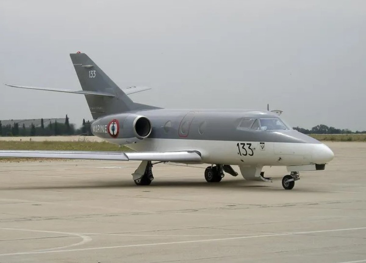 Foto colorida de modelo de avião russo que caiu no Afeganistão - Metrópoles