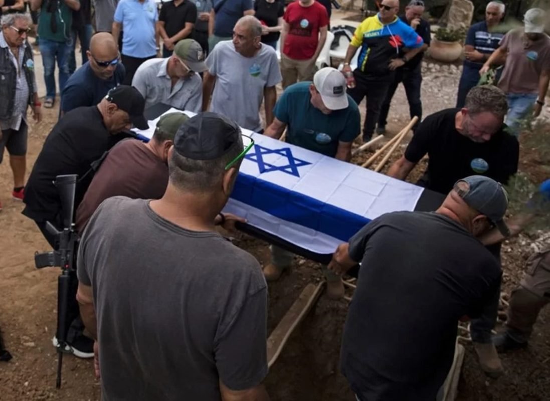 Foto colorida de enterro de israelense vítima de ataque do Hamas - Metrópoles
