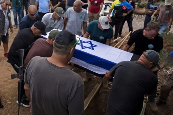 Foto colorida de enterro de israelense vítima de ataque do Hamas - Metrópoles