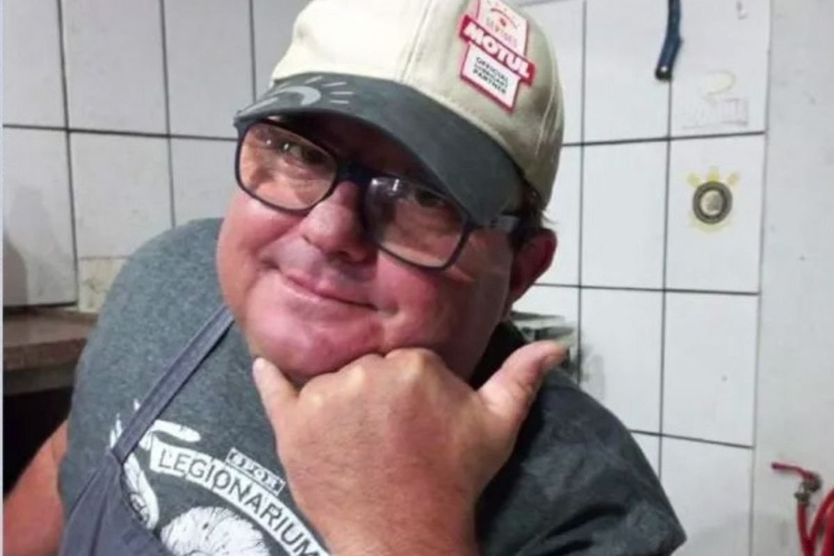 Imagem de Juliano Zavatti. Ele é um homem branco, de boné e óculos - Metrópoles