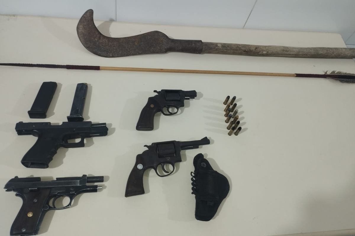 Foto colorida de armas apreendidas durante confronto na Bahia - Metrópoles