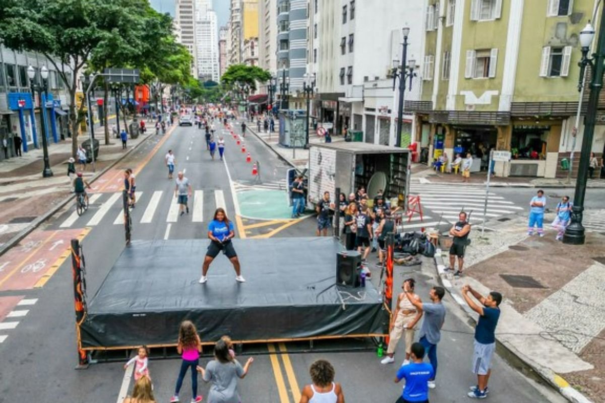 Avenida São João primeiro teste sem carros é marcado por show e chuva