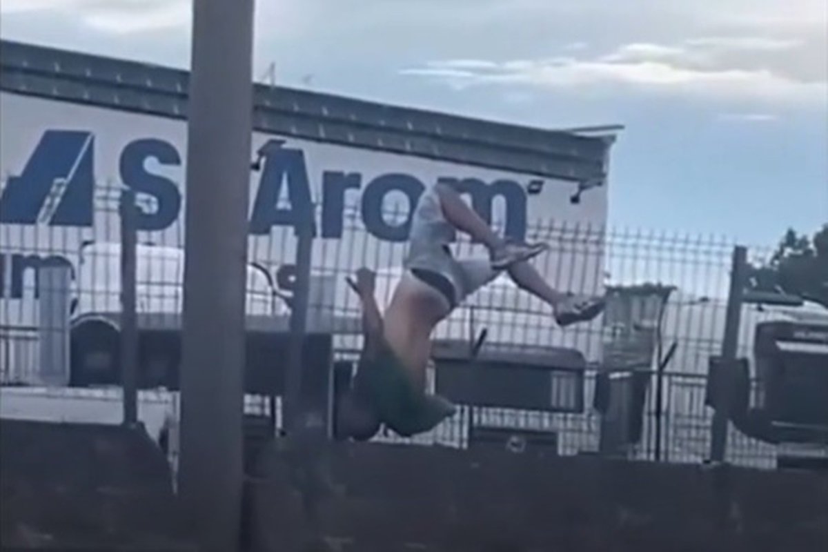 Vídeo: homem fica pendurado em grade ao tentar atravessar BR-153