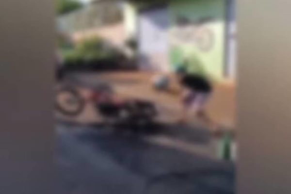 imagem colorida adolescente quebra propria moto anapolis