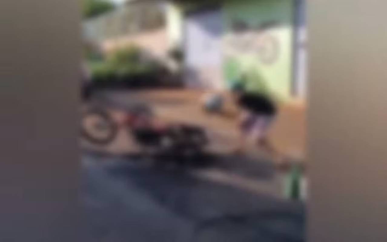 Adolescente quebra a própria moto ao ser abordado pela PM em GO. Vídeo