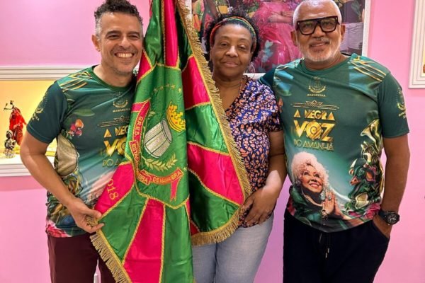 Integrantes da Mangueira posam com a bandeira - Metrópoles