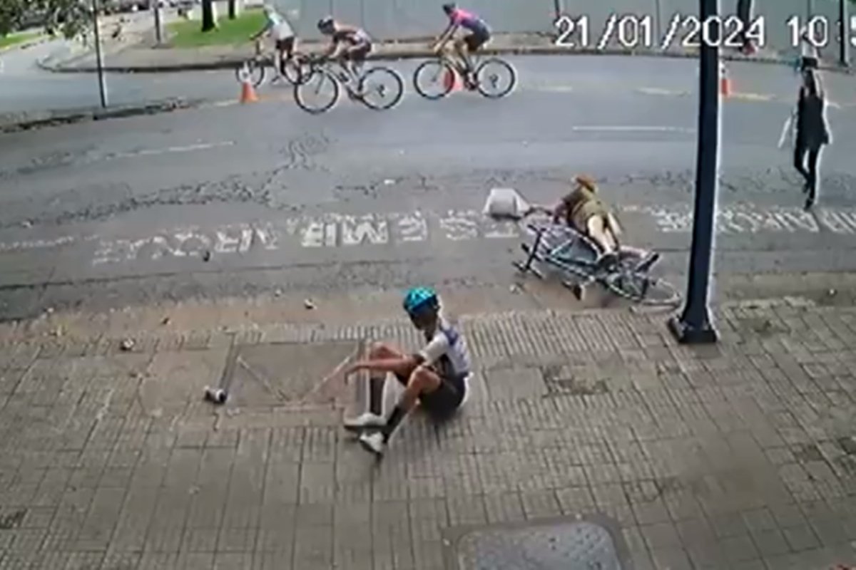 Mulher Atravessa Via Durante Prova E Atropelada Por Ciclista V Deo