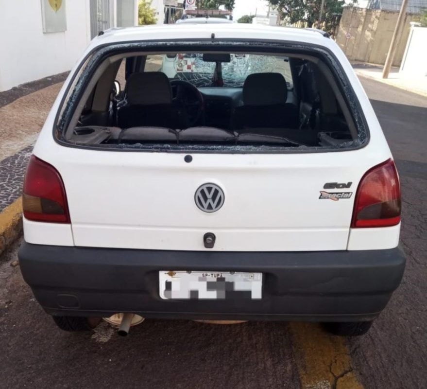 Imagem colorida mostra carro quebrado por homem que foi preso duas vezes em 10 horas por agredir a ex no interior de São Paulo - Metrópoles